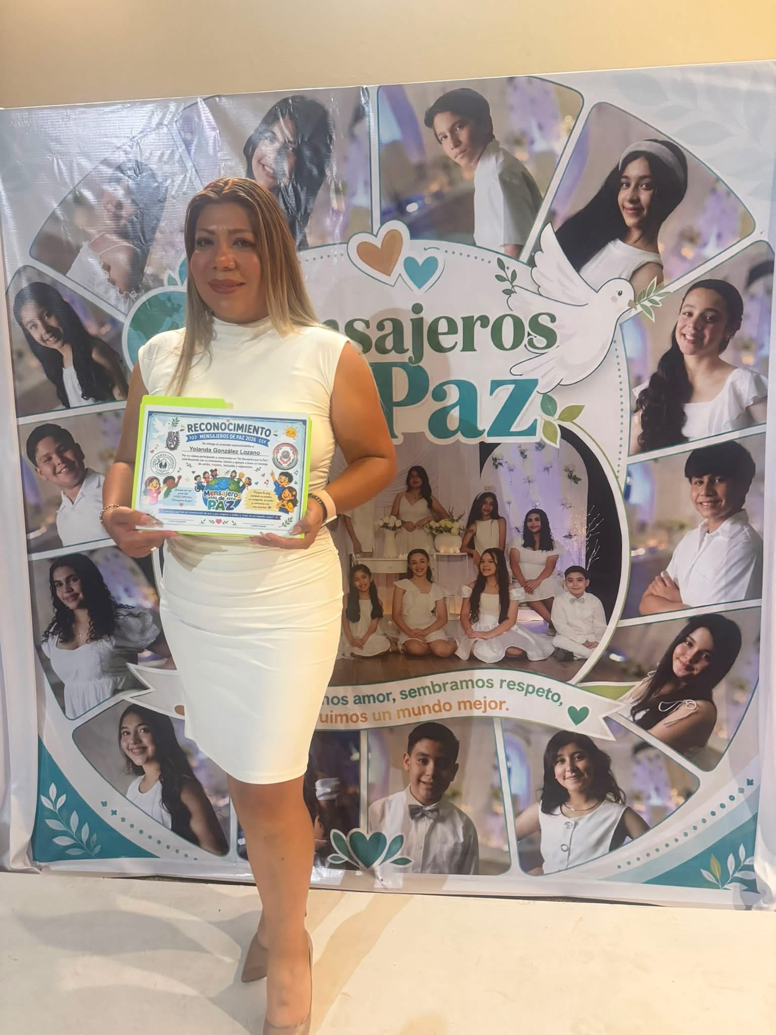 Yolanda González Lozano durante un encuentro de Mensajeros de Paz junto a una composición dedicada a niñas, niños y jóvenes.